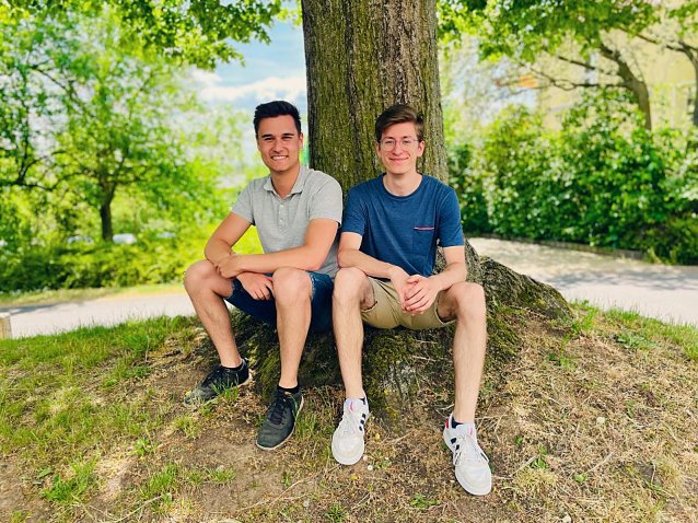 Bild: Die Erbauer der Auftankstelle Hannes Kaufung und Eric Hanisch (v.l.)