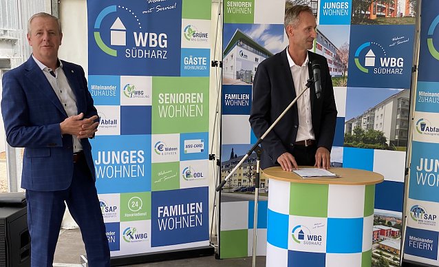 Bild: Stolz pr&auml;sentierten die Vorst&auml;nde Steffen Loup und Sven D&ouml;rmann das aufw&auml;ndigste Projekt der WBG-Geschcichte