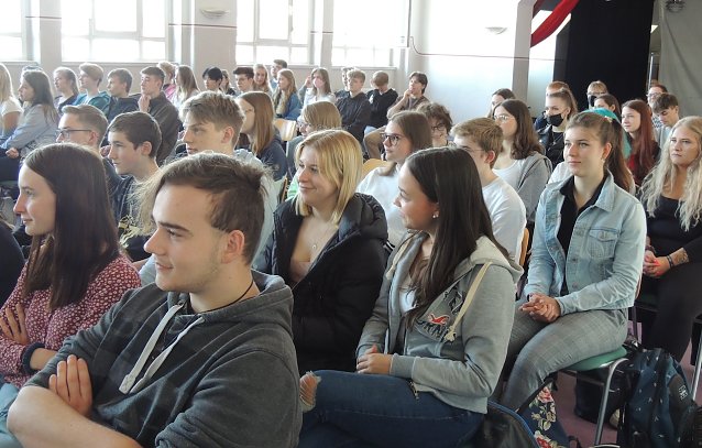 Bild: Aufmerksame Elftkl&auml;sser im Herder-Gymnasium