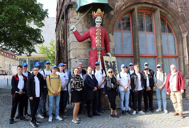 Bild: Mit dem Roland vor dem Roland: Junge Mechatroniker aus Polen