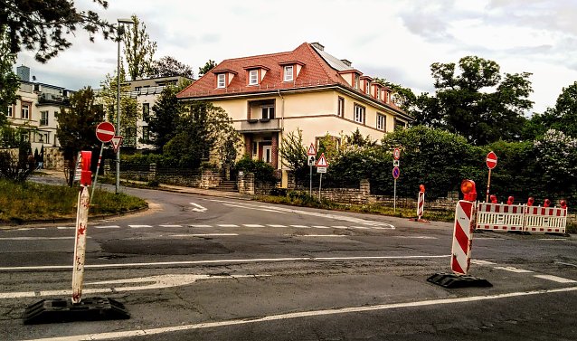 Bild: Sowohl Riemann- als auch Wallrothstra&szlig;e sind gleichzeitig gesperrt. Hinzu kommt die Hallesche Stra&szlig;e, sp&auml;ter noch Teile der T&ouml;pferstra&szlig;e.