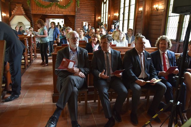Bild: 1. Reihe von links nach rechts: Staatsminister f. Kultur Reiner Robra, Landrat Harz Thomas Balcerowski, B&uuml;rgermeister Stadt Oberharz am Brocken Ronald Fiebelkorn, Schirmherr des Stabkirche Stiege e.V. Andreas Dieckmann; 2. Reihe Frau Heike Brehmer MdB