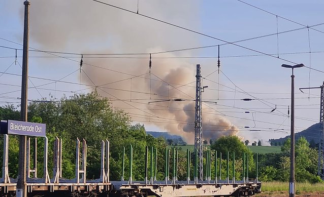 Bild: Dicke Rauchschwaden sind schon aus gro&szlig;er Entfernung zu sehen