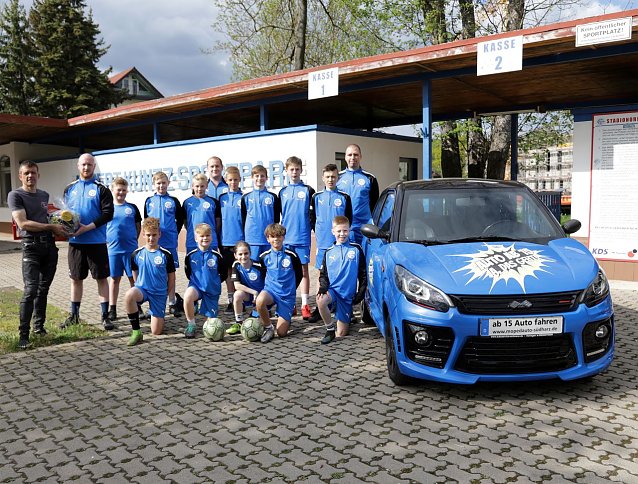 Bild: Die freie Kfz-Meisterwerkstatt von Inhaber Thomas Erdmann aus Heringen spendierte der U13 das neue Outfit. 