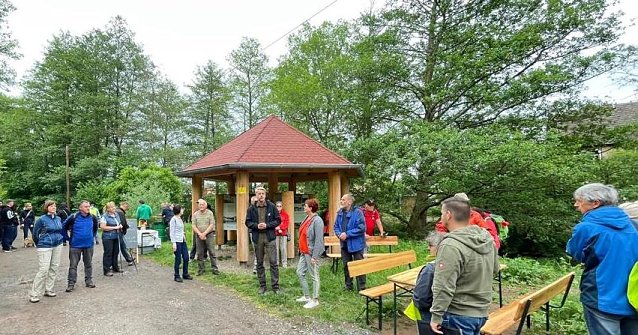 Bild: Harztor-B&uuml;rgermeister Stephan Klante und Ortschaftsb&uuml;rgermeisterin Katrin Sch&ouml;nemann er&ouml;ffneten am Samstag die Wanderung.