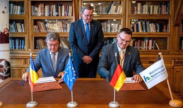 Bild: Prof. Dr. Marian Preda, Rektor der Universit&auml;t Bukarest, Prof. Dr. J&ouml;rg Wagner, Pr&auml;sident der Hochschule Nordhausen und Th&uuml;ringens Ministerpr&auml;sident Bodo Ramelow  bei der Unterzeichnung des Vertrages