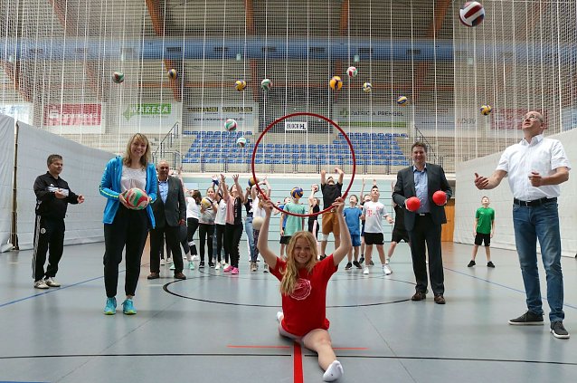 Bild: Stiftung der Kreissparkasse f&ouml;rderte die Gymnasien mit 1.000 Euro