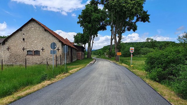 Bild: Die neu asphaltierte Kreisstra&szlig;e 15