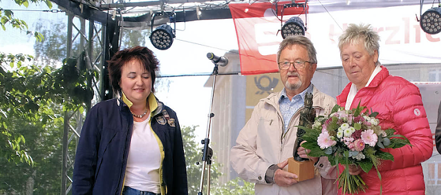 Bild: Barbara Rauhe und Manfred Spangenberg wurden f&uuml;r ihre Rollen als Hannechen Vogelstange und Alstadt-Manne mit dem Goldenen Roland ausgezeichnet