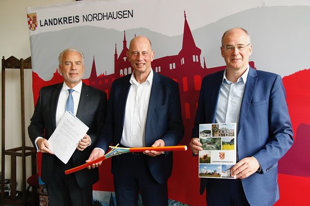 Bild: v.l.: Stephan K&auml;fer, Telekom-Bevollm&auml;chtigter f&uuml;r Hessen und Th&uuml;ringen, Wirtschaftsminister Tiefensee und Landrat Jendricke
