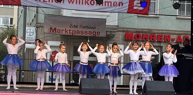 Bild: Die Eleven des Tanzstudios Radeva beim Weinfest am Rathaus 