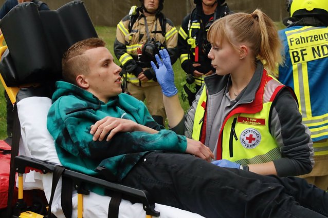 Bild: &Uuml;ben f&uuml;r den Ernstfall - Stefanie M&uuml;ller und Sebastian M&uuml;ller, beide Rettungssanit&auml;ter in Ausbildung