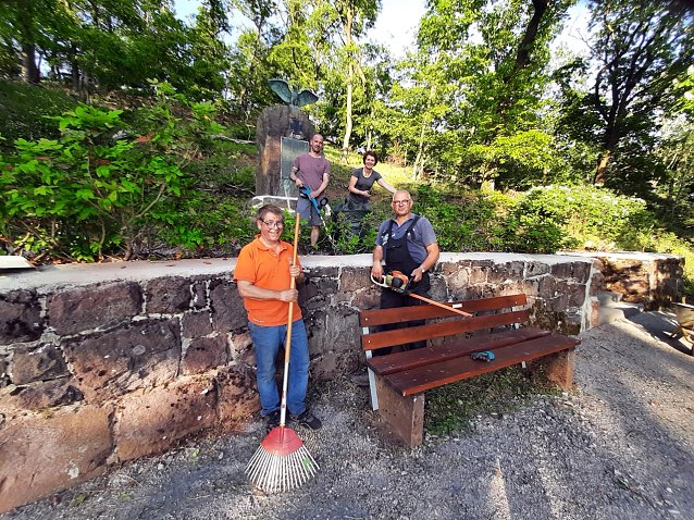 Bild: Arbeitseinsatz am Kriegerdenkmal 