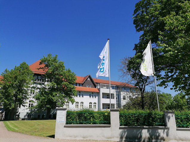 Bild: Die Kirmesgesellschaft Urbach &uuml;bergab ihre Spende an die Kinder- und Jugendfeuerwehrabteilung der FFW Urbach