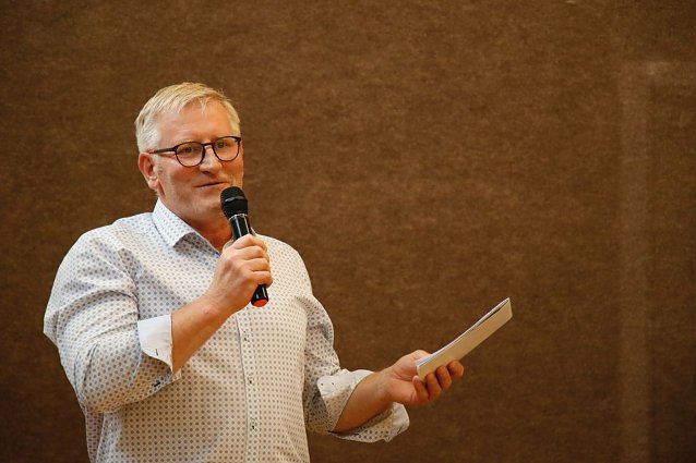 Bild: B&uuml;rgermeister Jens Sauer musste in Klettenberg erkl&auml;ren, warum das Freibad in diesem Jahr geschlossen bleiben muss
