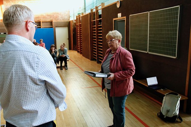 Bild: "Was haben wir denn noch?" fragte die ehemalige Schuldirektorin Margret Kern und &uuml;bergab dem B&uuml;rgermeister eine Unterschriftenliste