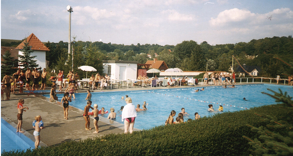 Bild: Ein Bild aus besseren Tagen - das Klettenberger Freibad geh&ouml;rt f&uuml;r die Menschen zum Herzen des Ortes