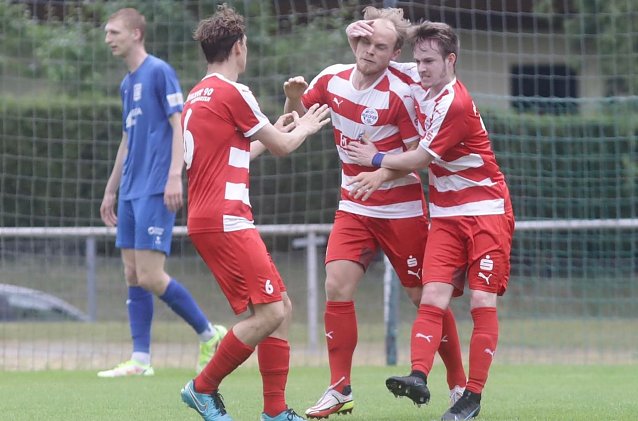 Bild: Robert Knopp nimmt die Gl&uuml;ckw&uuml;nsche seiner Kollegen zum zwischenzeitlichen 1:1 entgegen