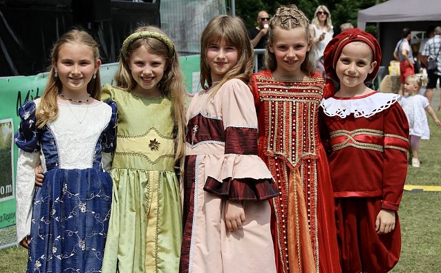 Bild: Kinder f&uuml;hrten historische Kost&uuml;me aus der Zeit des Klassizismus auf dem Residenzfest in Sondershausen vor