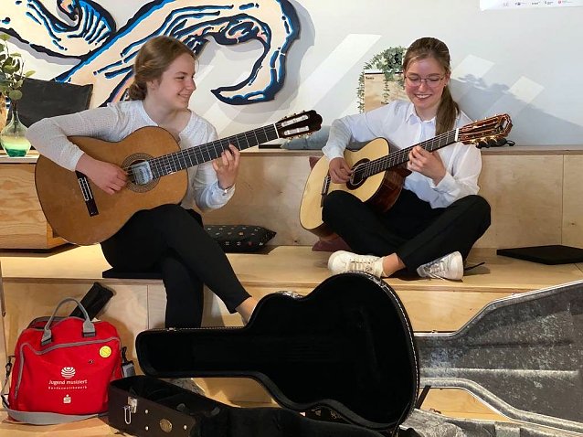 Bild: Amelie Schneller und Merle Ludewig wurden im Bundesfinale mit dem zweiten Preis geehrt