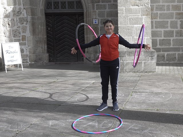 Bild: Hula Hoop vor der Blasii-Kirche - zum Aktionstag beim Kinder-Kirchen-Laden am kommenden Freitag