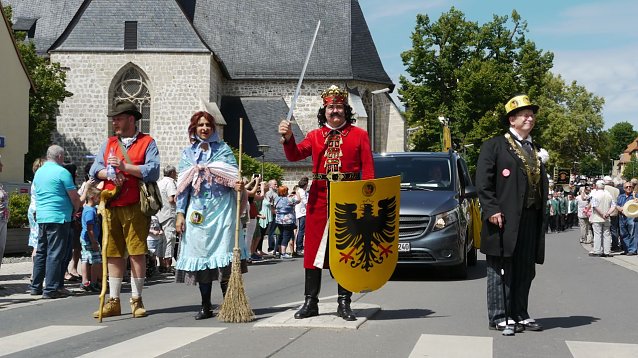 Bild: Das 52. Rolandsfest steht endlich vor der T&uuml;r und auch der Roland und seine Konfifchen, hier beim Umzug 2017, freuen sich schon
