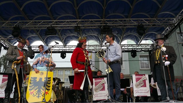 Bild: Mit der Schl&uuml;ssel&uuml;bergabe an den Roland wird das Fest am Freitagnachmittag er&ouml;ffnet