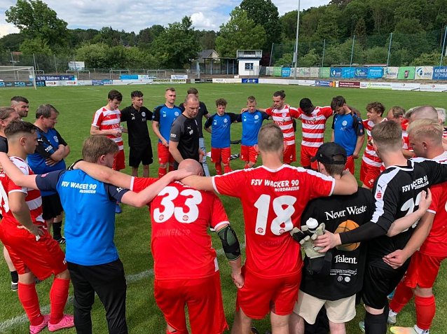 Bild: H&auml;ngende K&ouml;pfe nach dem letzte Heimspiel in der Oberliga 