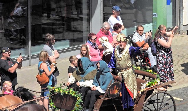 Bild: K&ouml;nig Heinrich I. f&uuml;hrte den bunten Zug durch die Stadt an