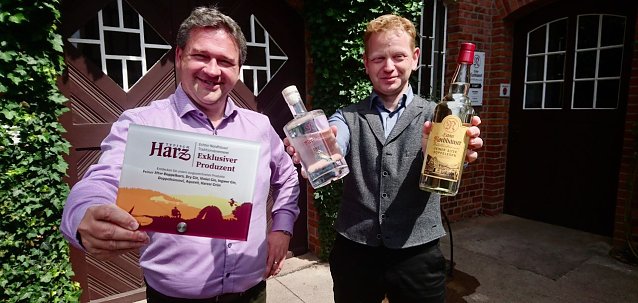 Bild: Da w&auml;chst zusammen, was zusammen geh&ouml;rt: sieben feine Destillate der Traditionsbrennerei wurden heute mit dem Siegel "Typisch Harz" ausgezeichnet. v.l.: Museumsleiter Thomas M&uuml;ller und Andreas Lehmberg, stellvertretender Gesch&auml;ftsf&uuml;hrer des Harzer Tourismusverbandes