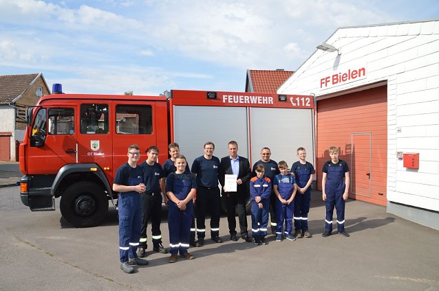 Bild: Betreuer Jannis Freyberg, Wehrf&uuml;hrer Marco Freiberg, Jugendwart Lars Reisner, Jens Ludwig Sparkassen- Versicherung, stellv. Jugendwart Alexander F&uuml;rst, sowie einiger der Kinder der gro&szlig;en Gruppe (zehn bis 18 Jahre)