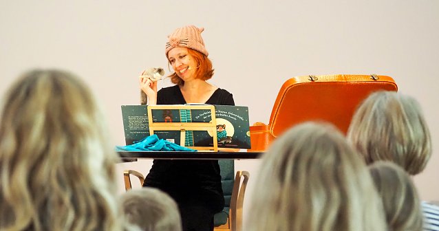 Bild: Lese&auml;ffchen in der Stadtbibliothek