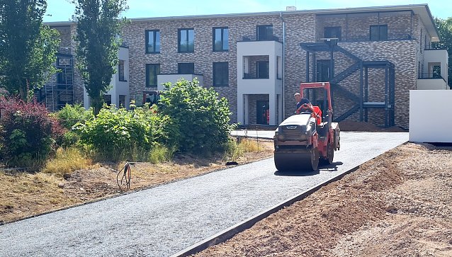 Bild: Derzeit wird die Zuwegung zum Pflegezentrum errichtet