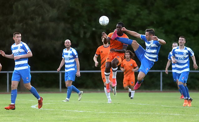 Bild: Wacker oder Inter? Wer kickt wen in die Verbandsliga zur&uuml;ck?