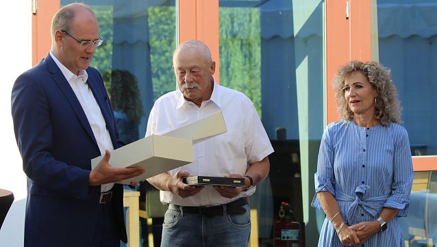 Bild: Rainer Pfennig erh&auml;lt die Ehrenplakette 2022 aus den H&auml;nden von Landrat Matthias Jendricke. Erste Gratulantin ist die Th&uuml;ringer Landtagspr&auml;sidentin Birgit Keller