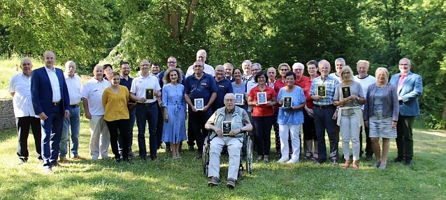 Bild: Die stolzen Preistr&auml;ger der 2022er Ehrenplaketten im Garten der Kalkh&uuml;tte in Urbach