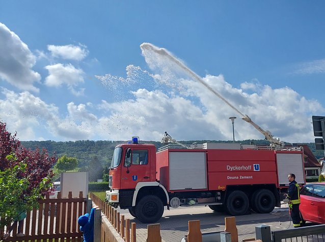 Bild: Eine gro&szlig;e rote &Uuml;berraschung fuhr p&uuml;nktlich zum Kindertag vor das Haus der DRK-Kindertagest&auml;tte Kinderspielkiste in Niedergebra. 