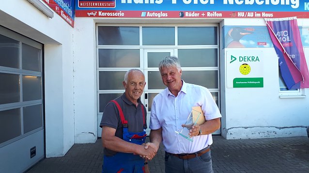 Bild: Aus den H&auml;nden von J&ouml;rg Lorenzz erh&auml;lt der KFZ-Meister Hai-Peter Nebelung den Ehrenpreis