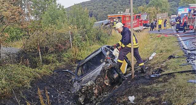 Bild: Ausgebranntes Fahrzeug bei Gro&szlig;lohra