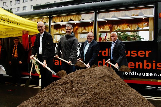 Bild: Spatenstich am T&ouml;pfertor - das Projekt schl&auml;gt mit rund zwei Millionen Euro zu Buche