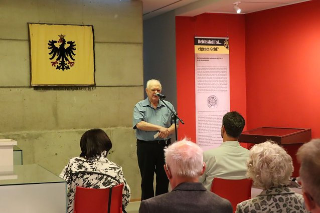 Bild: Numismatiker Paul Lauerwald informiert in der Flohburg &uuml;ber die alte Nordh&auml;user M&uuml;nze