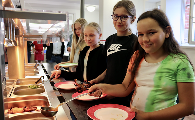 Bild: Gut gen&auml;hrt lernt es sich besser - am Herder-Gymnasium freut man sich &uuml;ber die neue Schulk&uuml;che