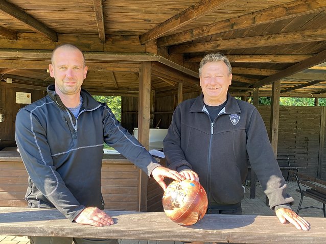 Bild:  Torsten Metelka, Abteilungsleiter Sektion Fu&szlig;ball, und Gunter Staecker , Vereinsvorsitzender SV Hohnstein (v. l. n. r.)