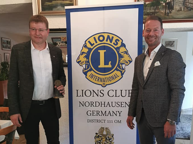 Bild: Phillip Heiser (links) hat das Amts des Pr&auml;sidenten des Nordh&auml;user Lions Club am Montag von Tino Pf&ouml;rtner &uuml;bernommen