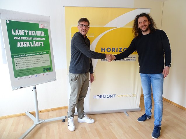 Bild: Koordinator Christian Klostermann vom Landratsamt Nordhausen (rechts) bedankt sich beim HORIZONT-Projektleiter Dustin Manz (links) f&uuml;r die gute Zusammenarbeit und verabschiedet das Projekt JUSTiQ 