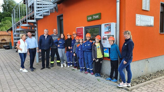 Bild: Die Harztor-Wanderkinder &uuml;bergaben Stempelkasten Nr. 26