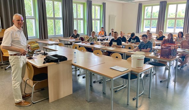 Bild: Prof. Viehmann mit Physiklehrerin Frau Hamann und Physikleistungskurs des Beruflichen Gymnasiums Nordhausen