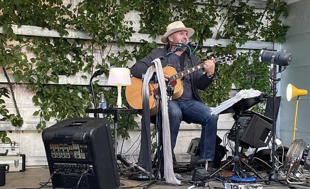 Bild: Ronald G&auml;&szlig;lein er&ouml;ffnet ein musikalisches Wochenende im Innenhof der Traditionsbrennerei