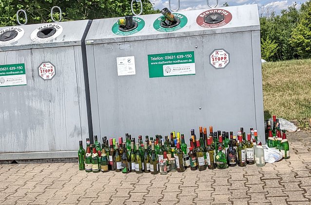 Bild: Glascontainer im Stadtgebiet: wer hat denn hier gefeiert?