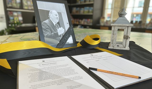 Bild: Kondolenzbuch in der Stadt-Information am Markt